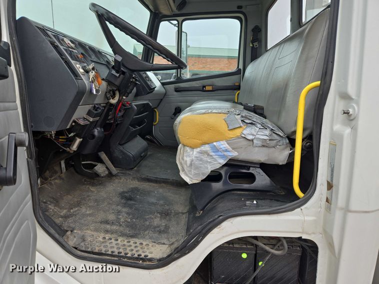 image for item DT7215 1995 Freightliner FL70 bucket truck