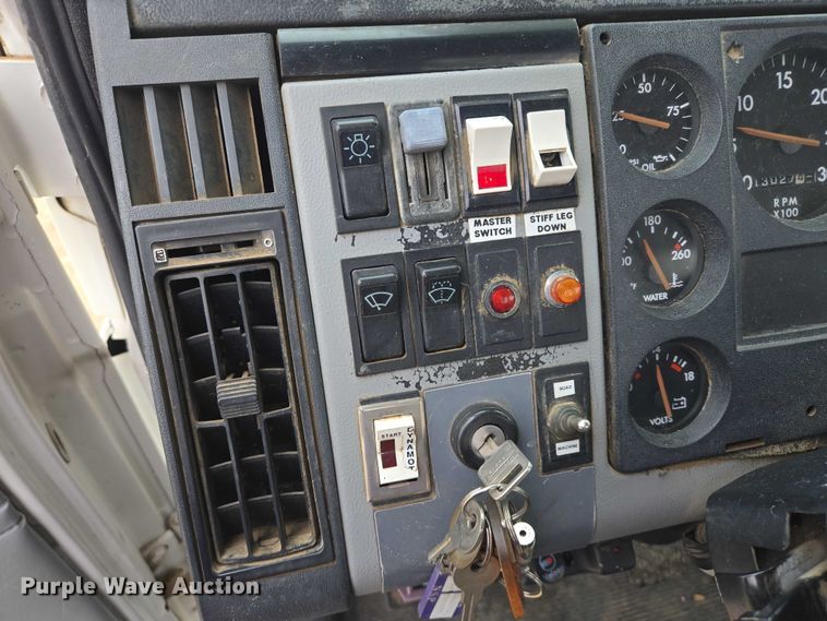 image for item DT7215 1995 Freightliner FL70 bucket truck