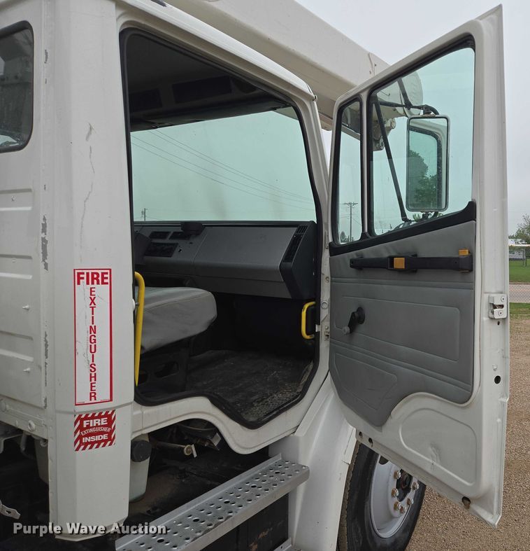 image for item DT7215 1995 Freightliner FL70 bucket truck