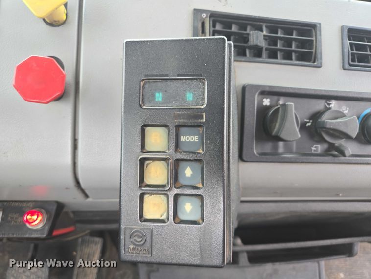 image for item DT7215 1995 Freightliner FL70 bucket truck