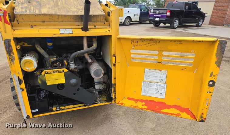 image for item DT7218 1980 Clark Bobcat 732 skid steer loader