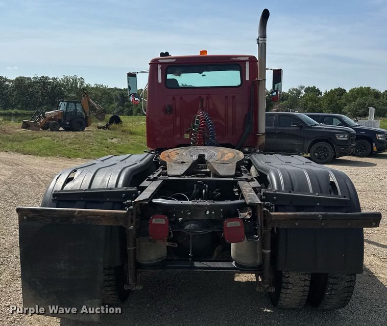 image for item DU7831 2002 International 2574 semi truck