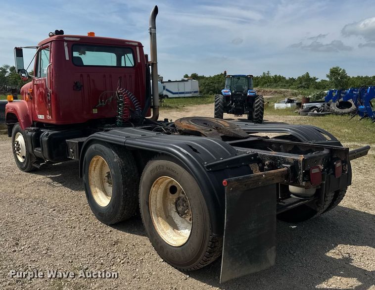 image for item DU7831 2002 International 2574 semi truck