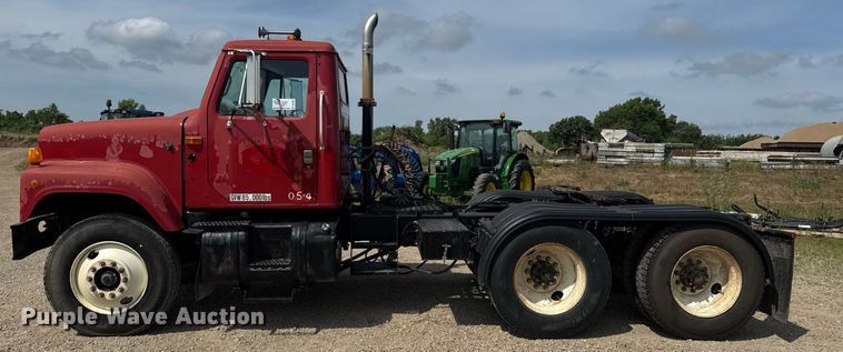 image for item DU7831 2002 International 2574 semi truck