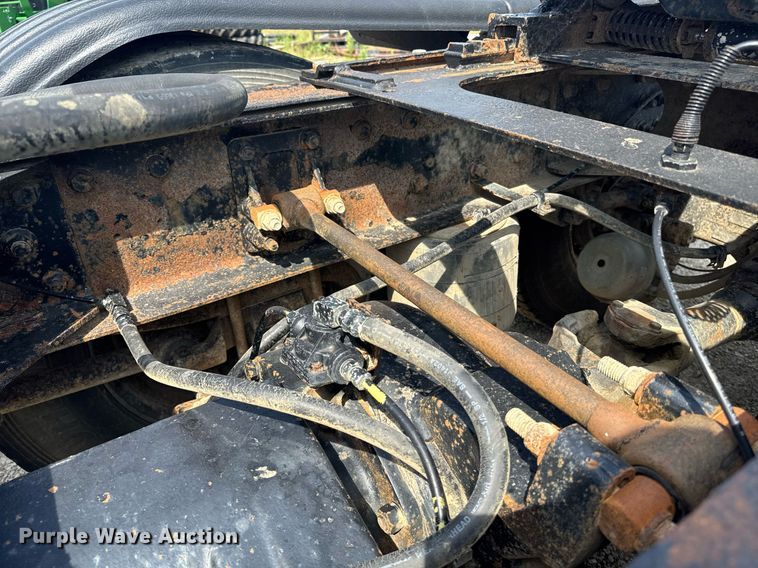 image for item DU7831 2002 International 2574 semi truck