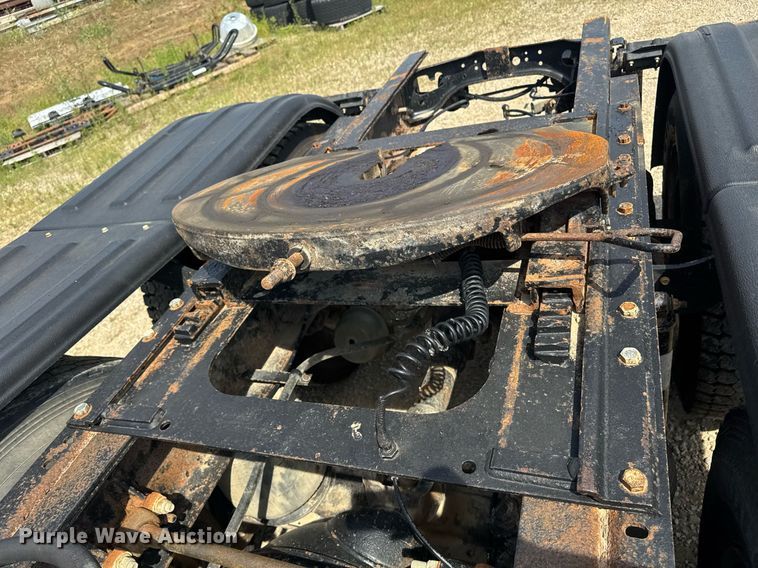 image for item DU7831 2002 International 2574 semi truck