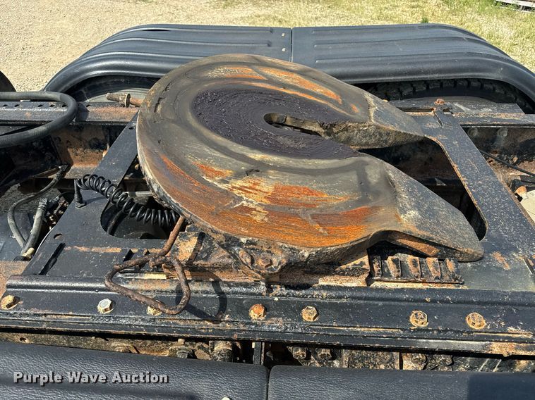 image for item DU7831 2002 International 2574 semi truck