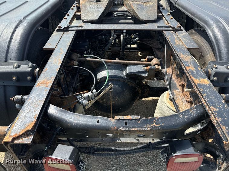 image for item DU7831 2002 International 2574 semi truck