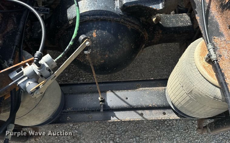 image for item DU7831 2002 International 2574 semi truck