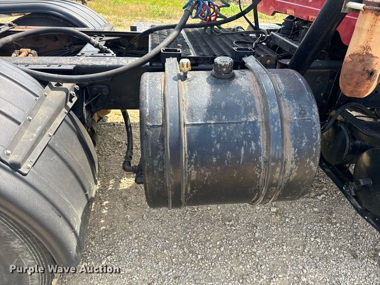 image for item DU7831 2002 International 2574 semi truck