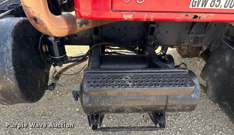 image for item DU7831 2002 International 2574 semi truck