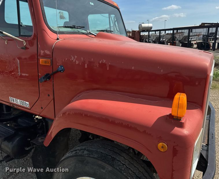 image for item DU7831 2002 International 2574 semi truck