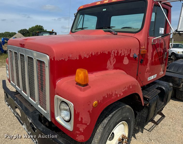 image for item DU7831 2002 International 2574 semi truck