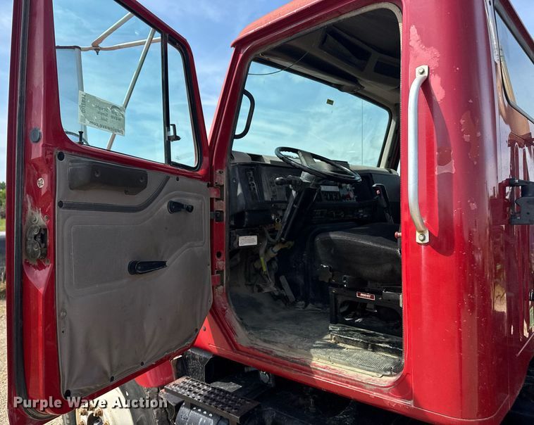 image for item DU7831 2002 International 2574 semi truck