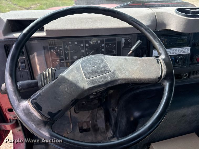 image for item DU7831 2002 International 2574 semi truck