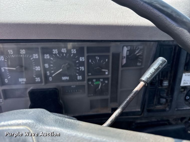 image for item DU7831 2002 International 2574 semi truck