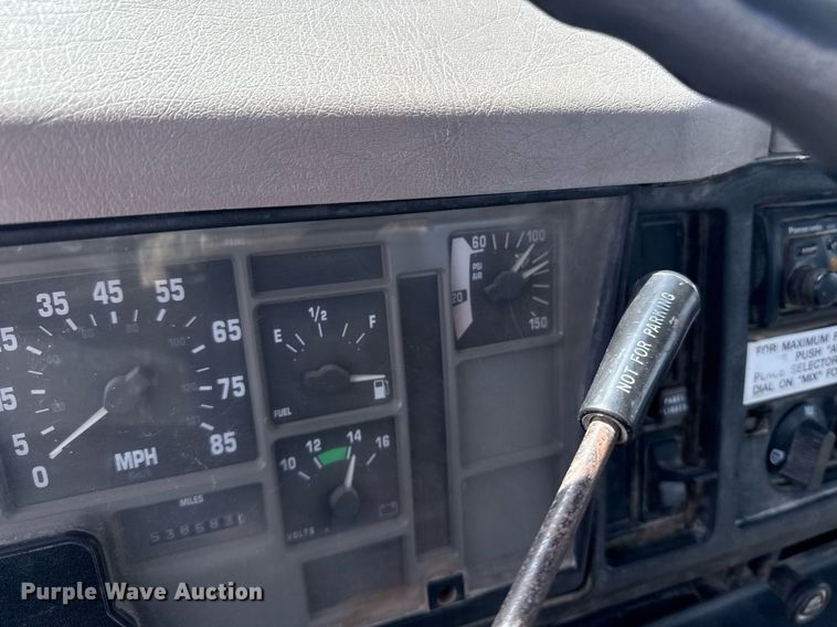 image for item DU7831 2002 International 2574 semi truck