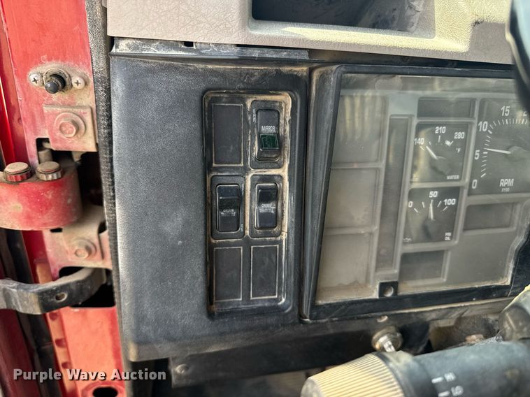 image for item DU7831 2002 International 2574 semi truck