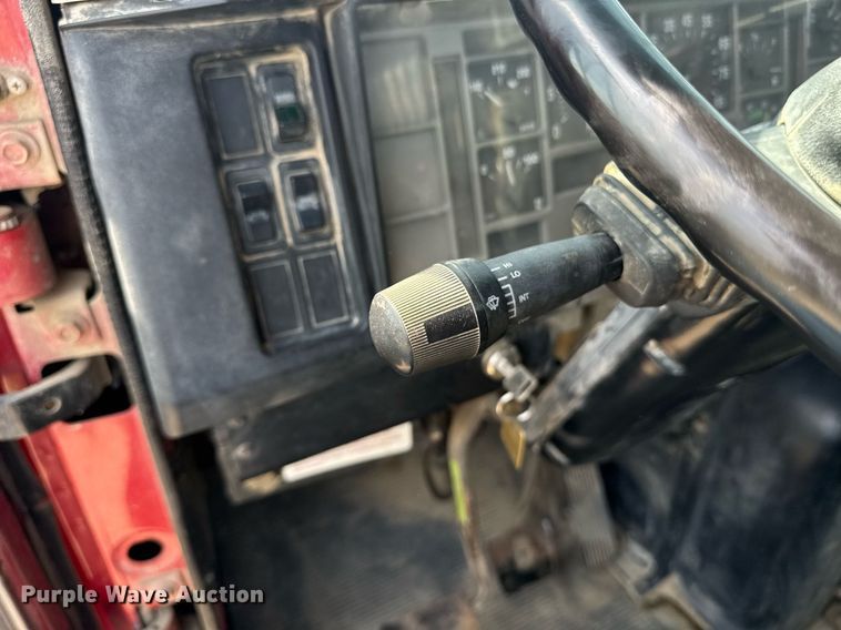 image for item DU7831 2002 International 2574 semi truck