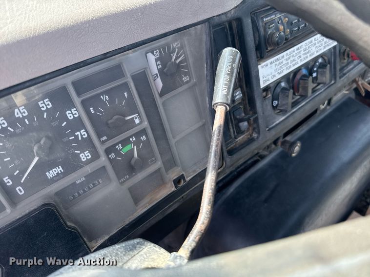 image for item DU7831 2002 International 2574 semi truck