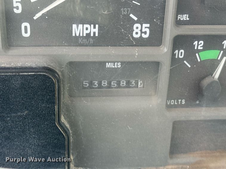 image for item DU7831 2002 International 2574 semi truck