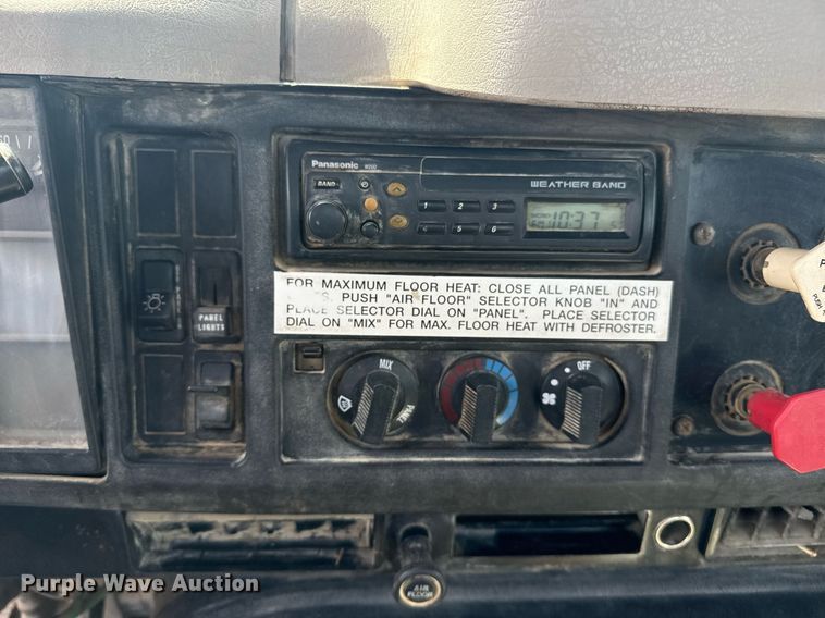 image for item DU7831 2002 International 2574 semi truck