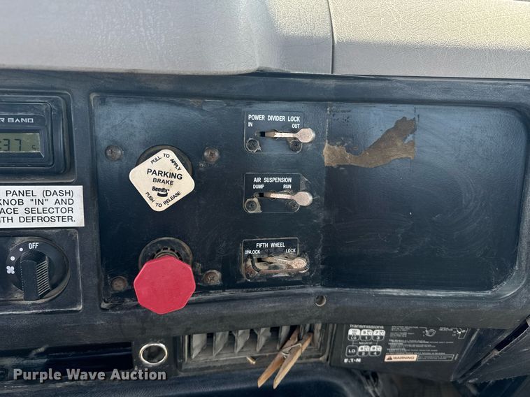 image for item DU7831 2002 International 2574 semi truck