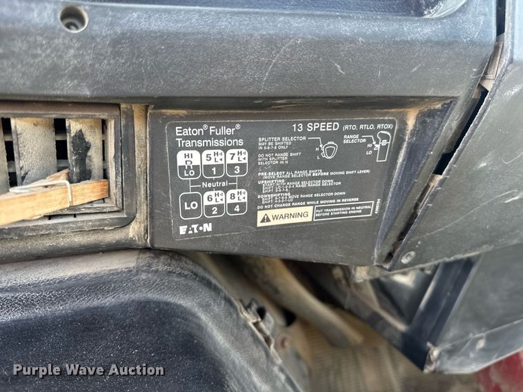 image for item DU7831 2002 International 2574 semi truck