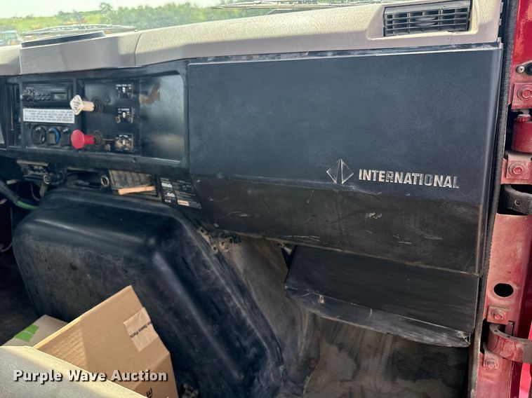 image for item DU7831 2002 International 2574 semi truck