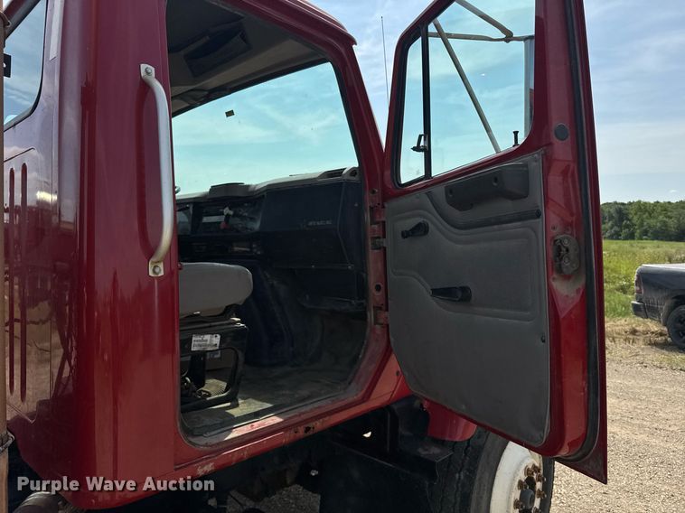 image for item DU7831 2002 International 2574 semi truck