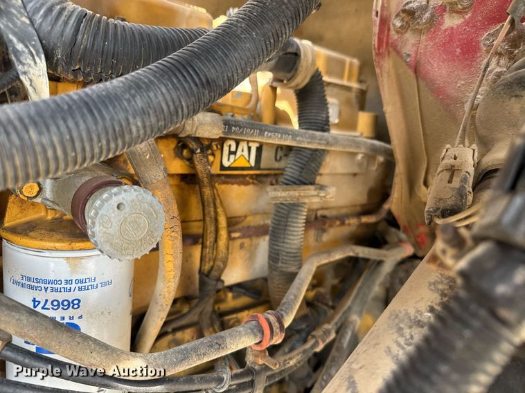 image for item DU7831 2002 International 2574 semi truck