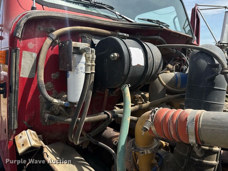 image for item DU7831 2002 International 2574 semi truck