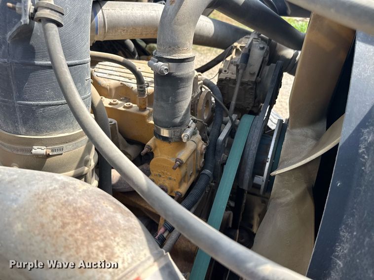 image for item DU7831 2002 International 2574 semi truck