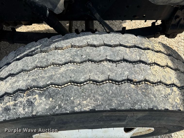 image for item DU7831 2002 International 2574 semi truck