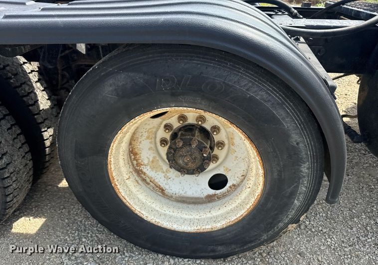 image for item DU7831 2002 International 2574 semi truck