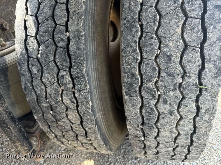 image for item DU7831 2002 International 2574 semi truck