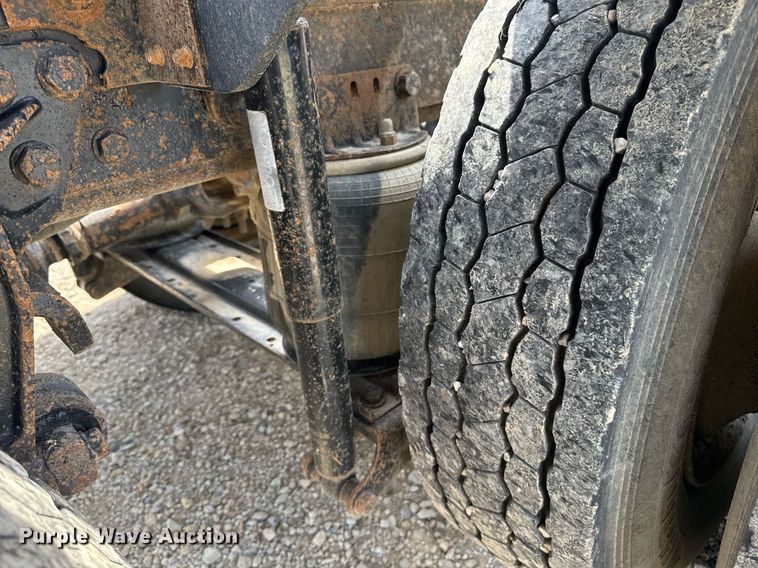 image for item DU7831 2002 International 2574 semi truck