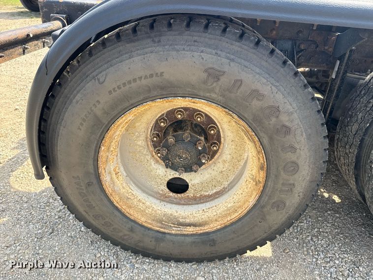 image for item DU7831 2002 International 2574 semi truck