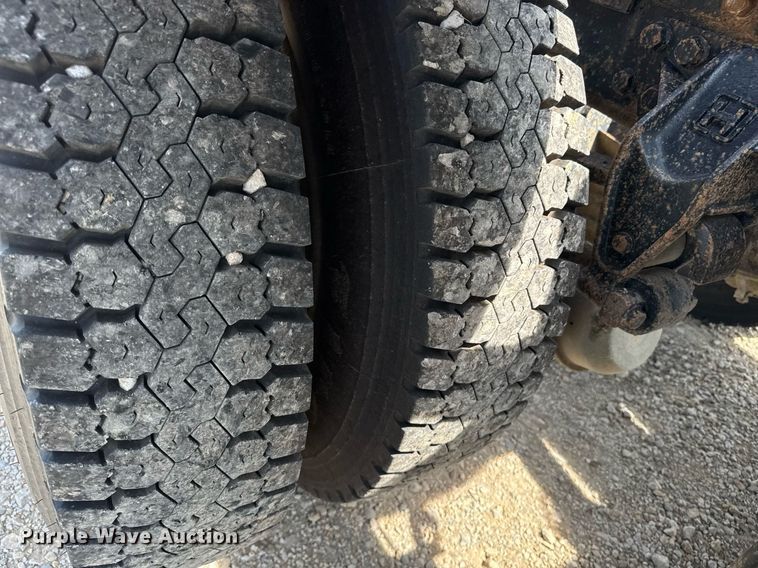 image for item DU7831 2002 International 2574 semi truck