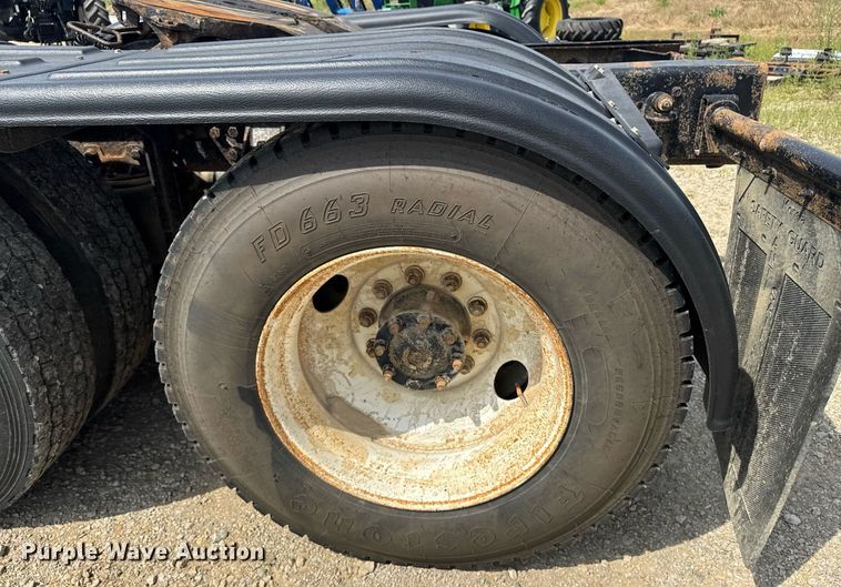 image for item DU7831 2002 International 2574 semi truck