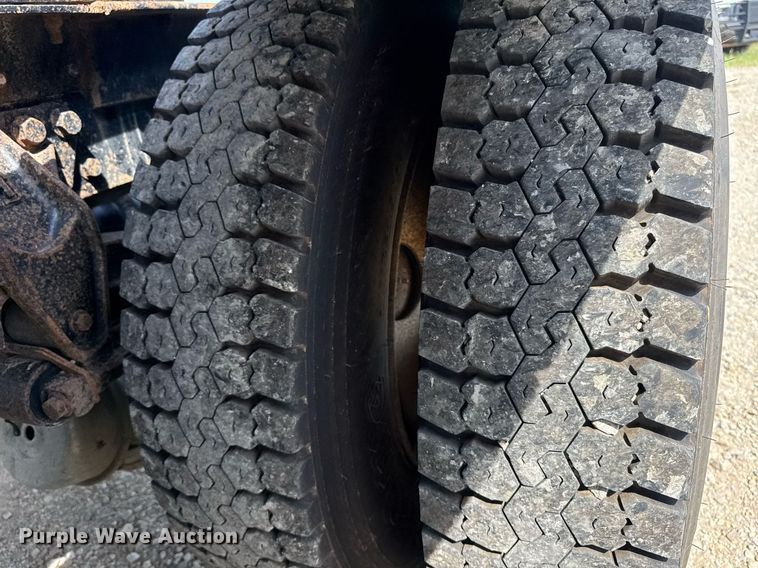 image for item DU7831 2002 International 2574 semi truck