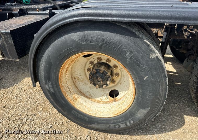 image for item DU7831 2002 International 2574 semi truck