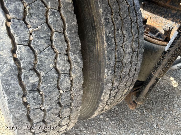 image for item DU7831 2002 International 2574 semi truck