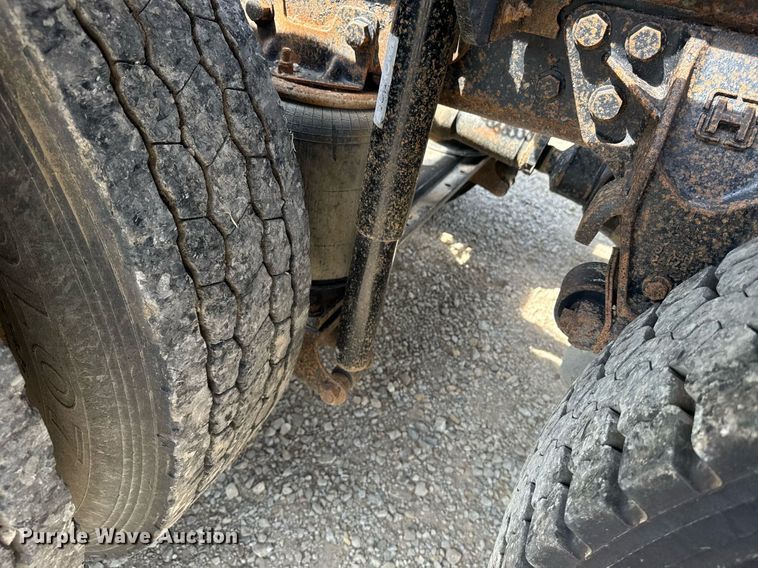 image for item DU7831 2002 International 2574 semi truck