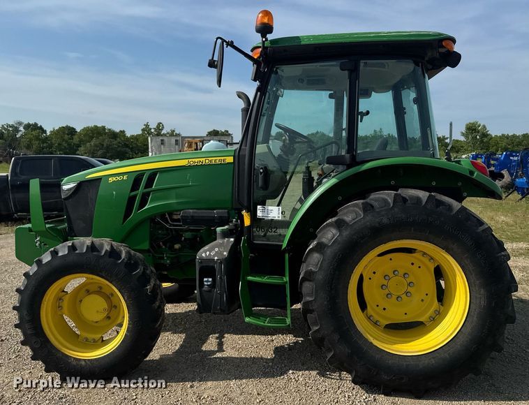 image for item DU7846 2019 John Deere 5100E MFWD tractor