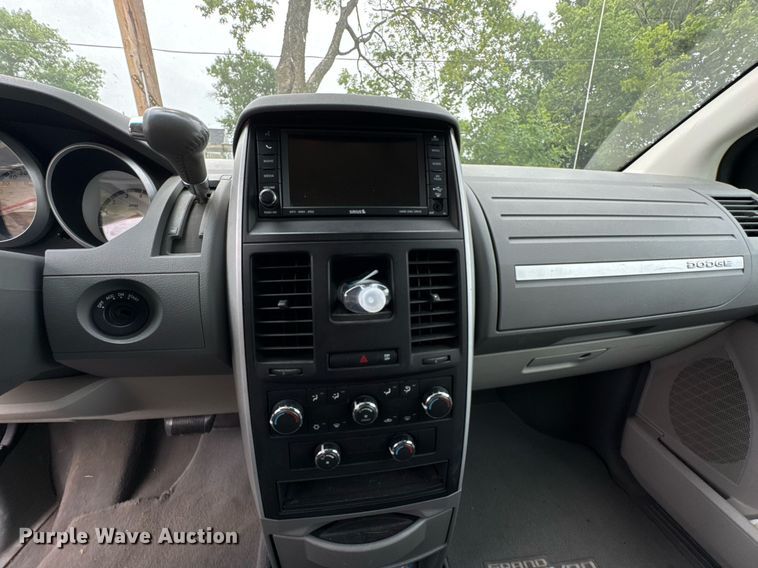image for item DU9881 2010 Dodge Grand Caravan SE van