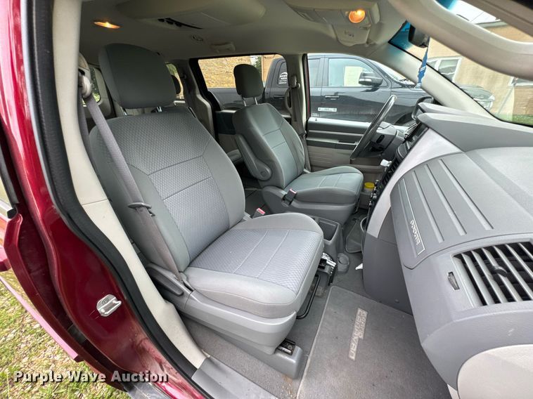 image for item DU9881 2010 Dodge Grand Caravan SE van