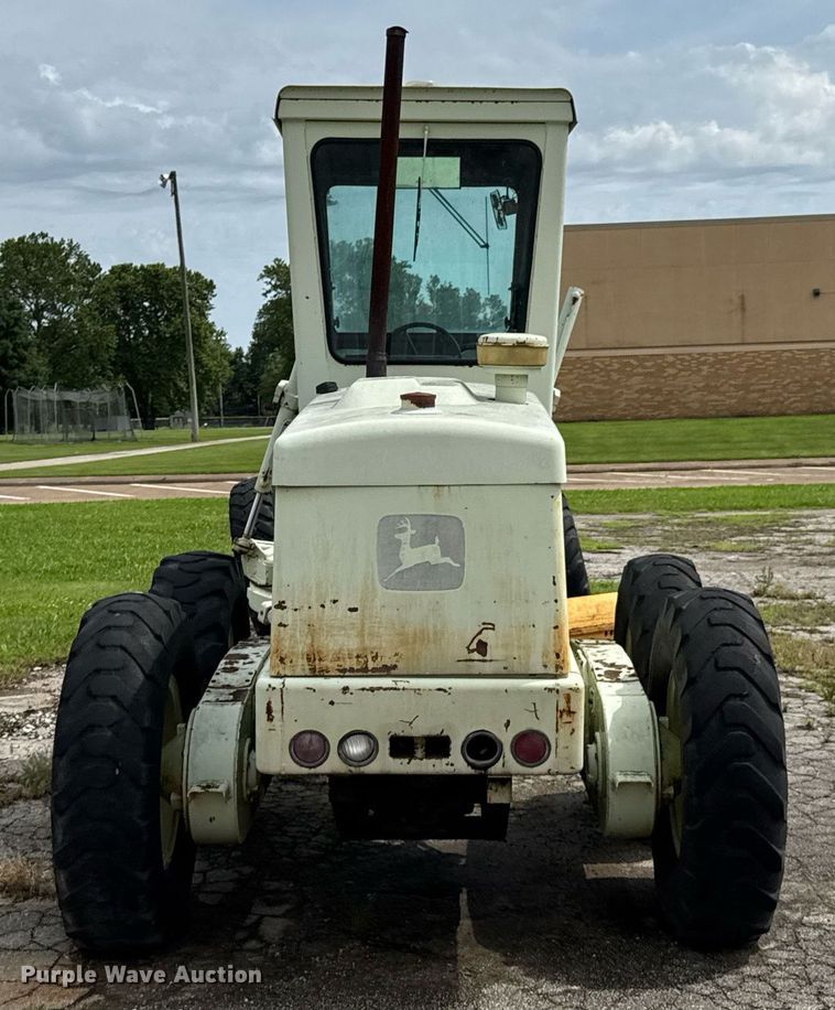 image for item DU9903 1981 John Deere JD570-A motor grader