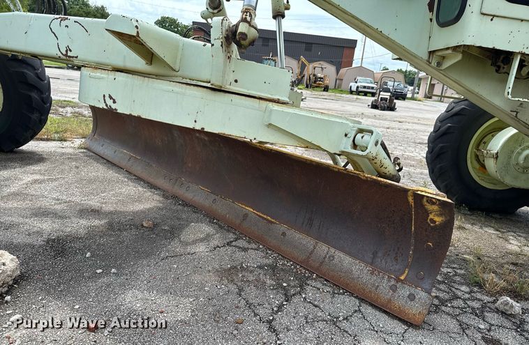 image for item DU9903 1981 John Deere JD570-A motor grader