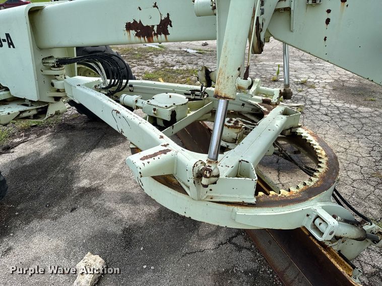 image for item DU9903 1981 John Deere JD570-A motor grader